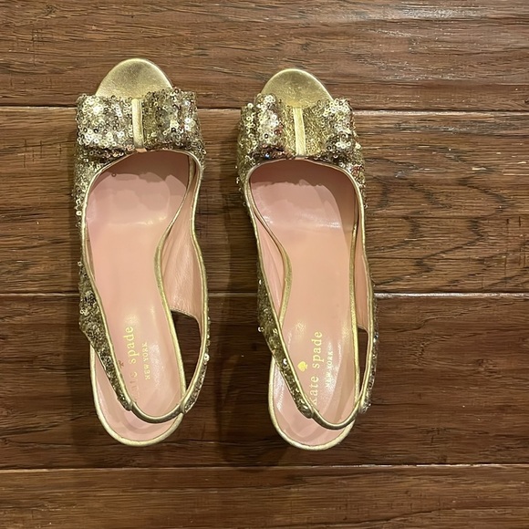 Kate Spade Charm Gold Bow Peep Toe Heels Size 8.5 - Picture 2 of 12